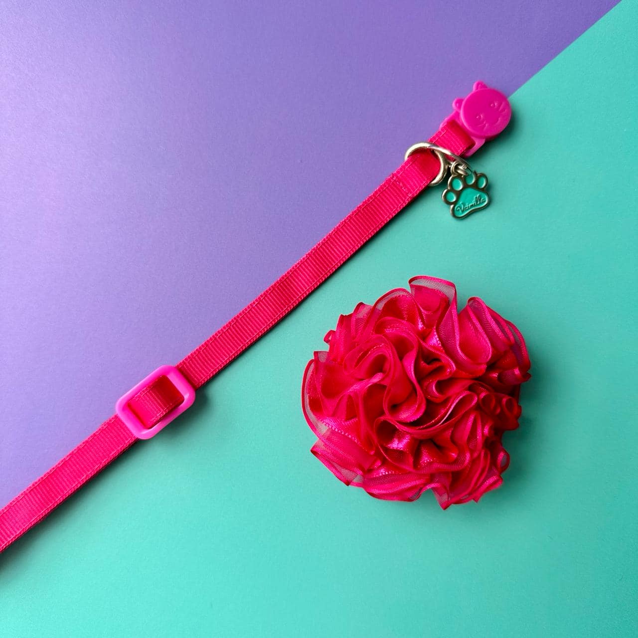 Collar para gatos con flor tul fucsia